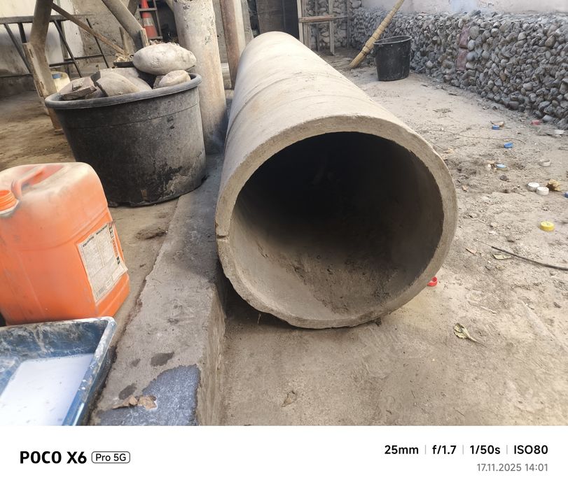 Дверь труба и стол тиска