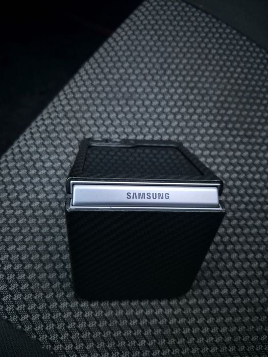 Z flip 6 samsung  1.5 месяца пользовался