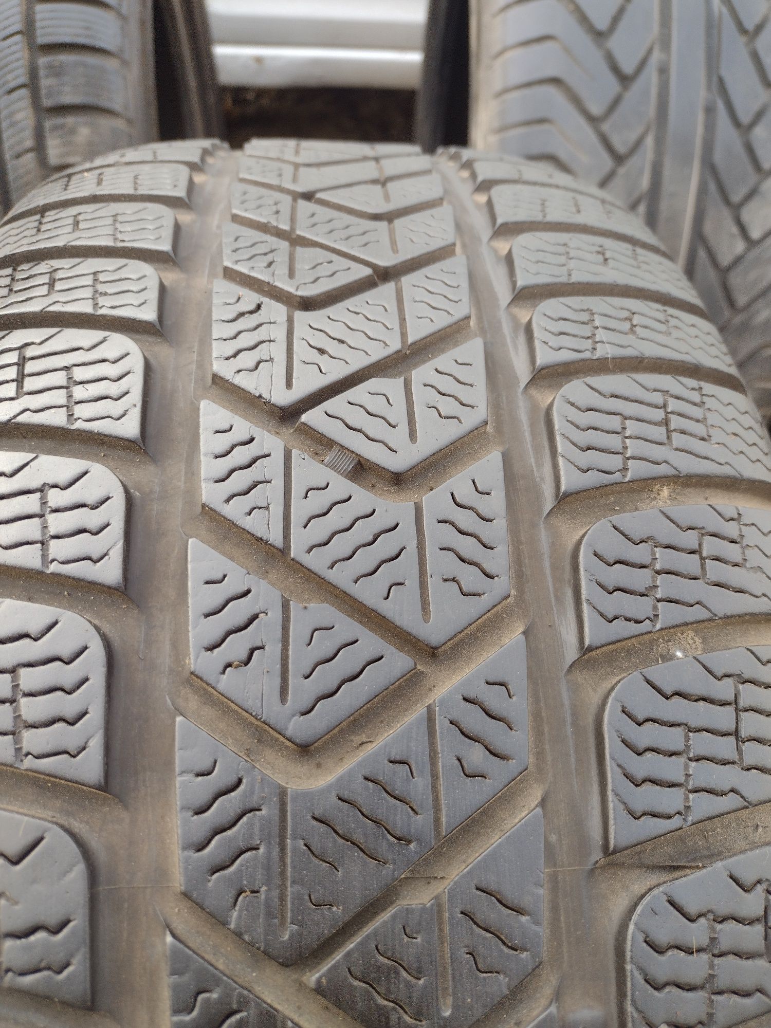 Перфектна 1бр.245/50/18 Pirelli Sotto Zero 3 dot2517