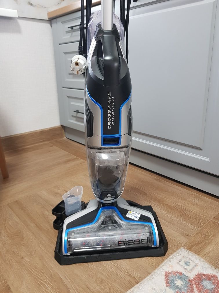 Продам пылесос 2в 1. Моет и пылесосит..