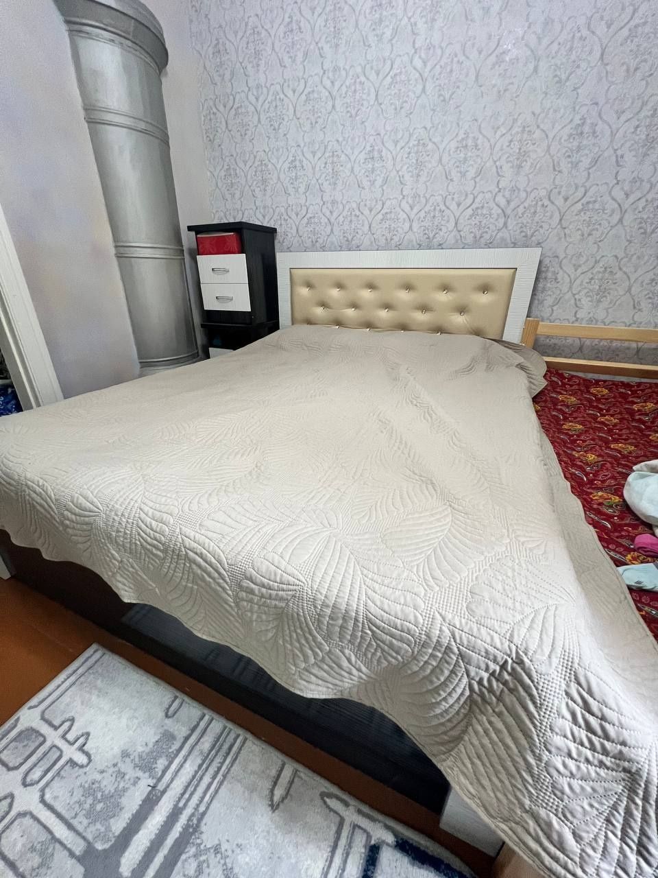 Продается спалняя кровать , тумбы и трюмо