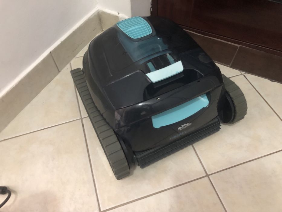 Robot aspirator piscina fara fir Dolphin Liberty 300 sau s300