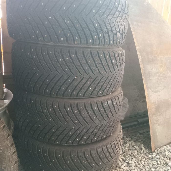 Шины 215/45/17 б/у