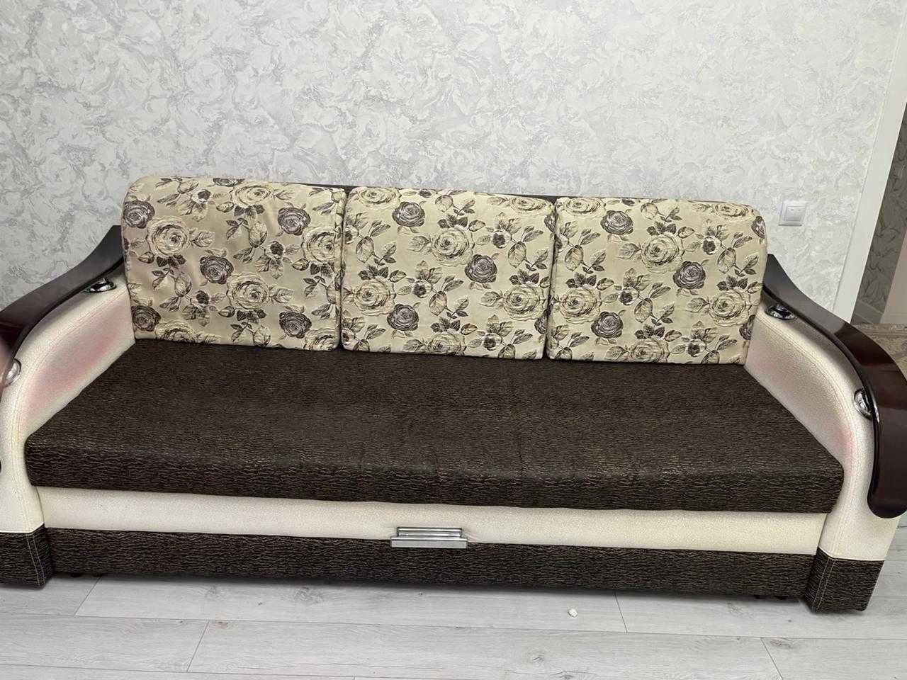 Продам диван с отсеком