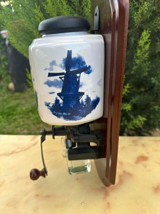 Rasnita Vintage cu manivela/ portelan de Colectie