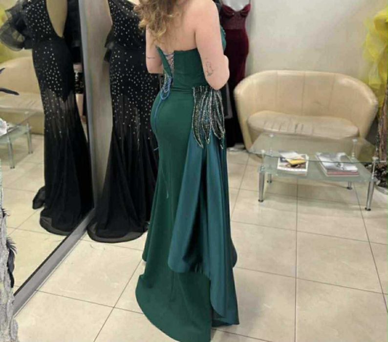 Продавам нова, неизползвана, дълга, официална рокля