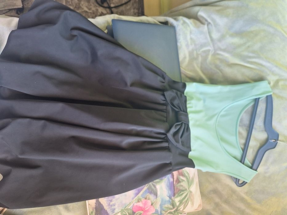 Стилна кокетна рокля Тюркоаз и черно