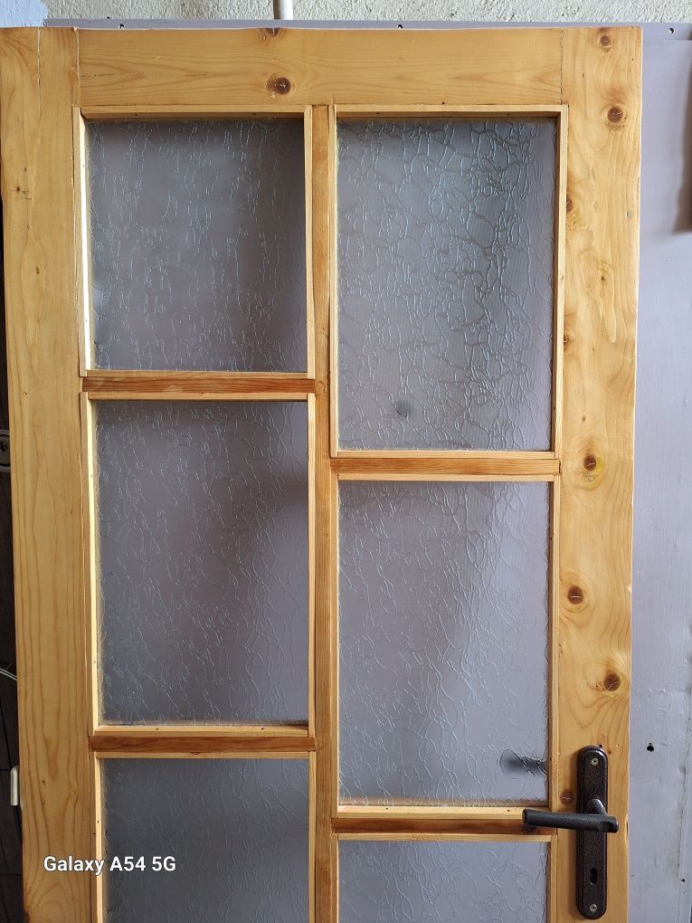 Дървена врата естествено дърво с прозорци без каса. За хол или всекидн