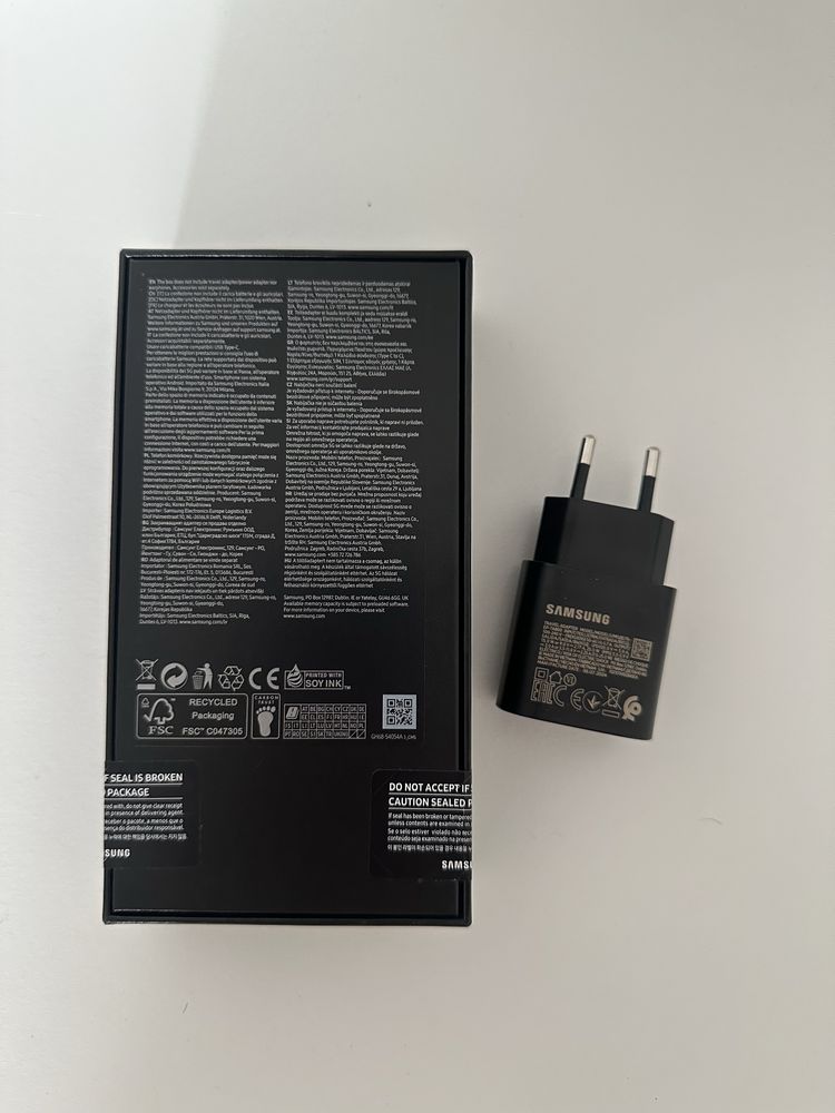 Telefon Samsung Galaxy S22 128GB/8GB NOU + Adaptor original 25W