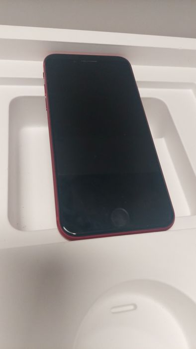 Iphone SE 64GB Батерия 86% Червен Цвят