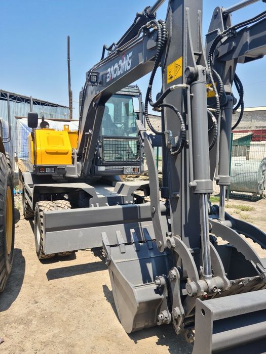 Экскаватор 0.3куб Гидромолотом