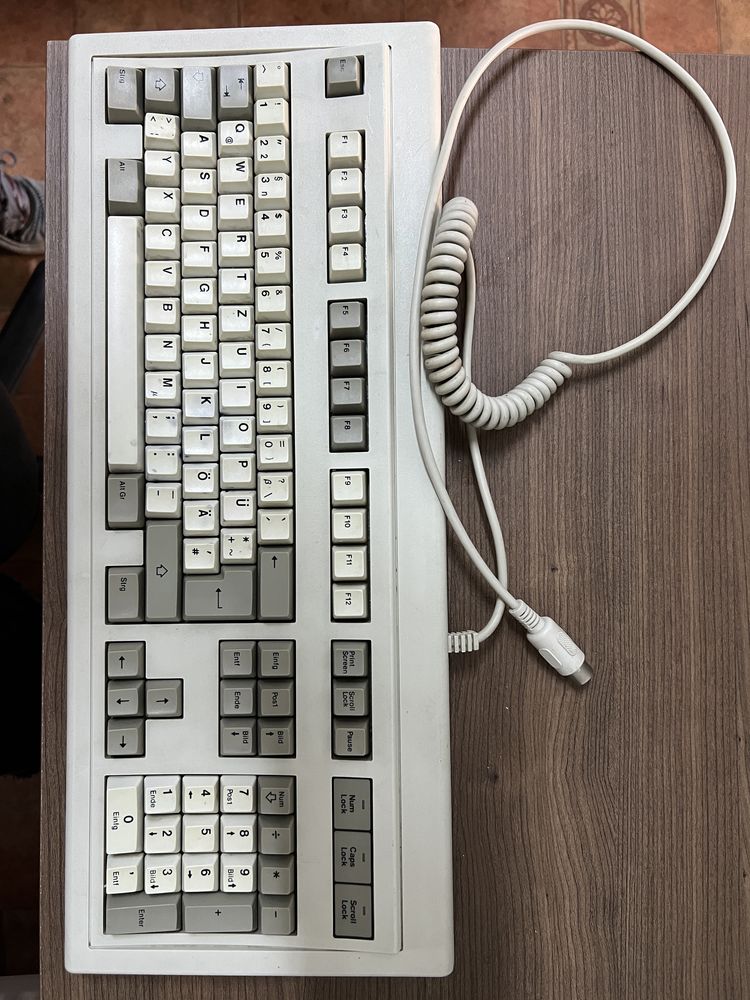 Vând tastatura mecanica retro