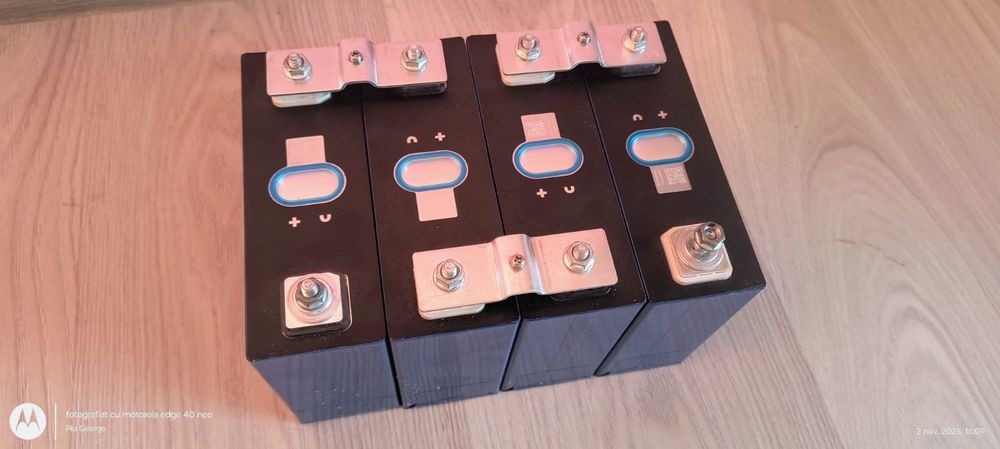 Invertor hibrid 3000 wați 24v 
Baterie lifepo4 12 v cu 300ah bms daly