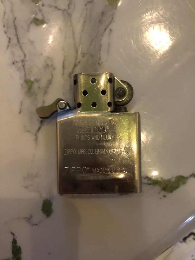 Продам зажигалку zippo