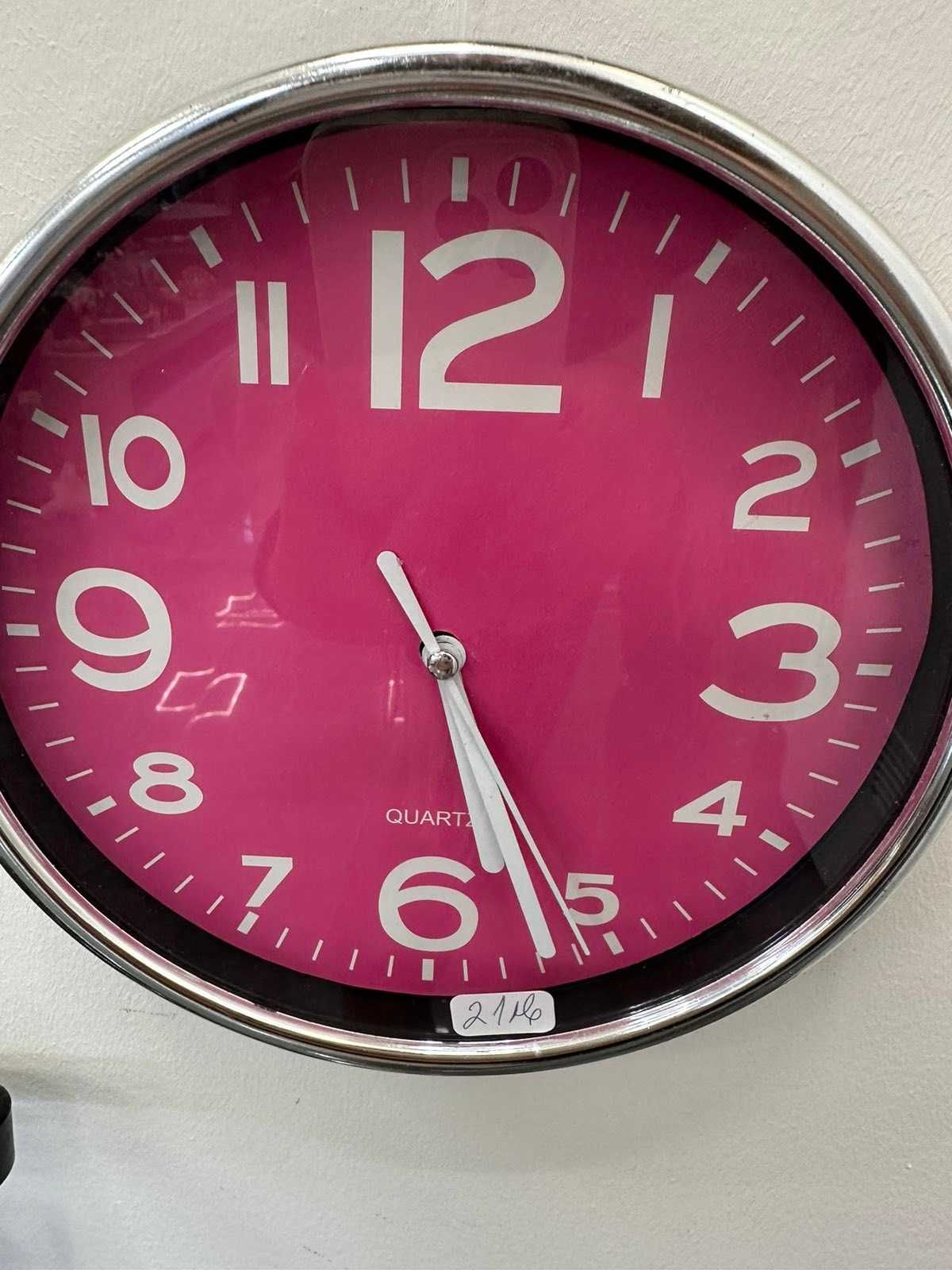 Стенен часовник с розов циферблат