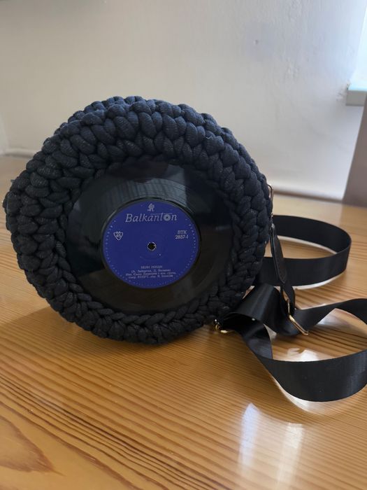 Плетена чанта с истинска грамофонна плоча
