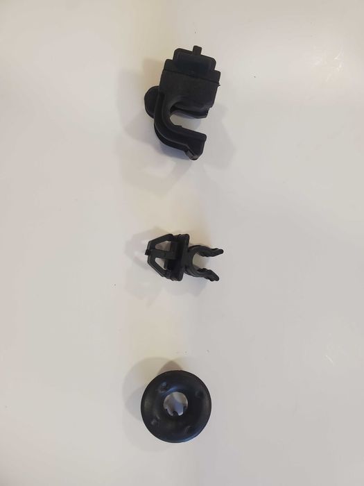 № 235 Комплект 3 бр щипки и втулка за щека на преден капак