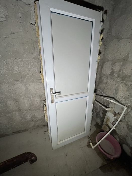 пластиковая дверь б/у