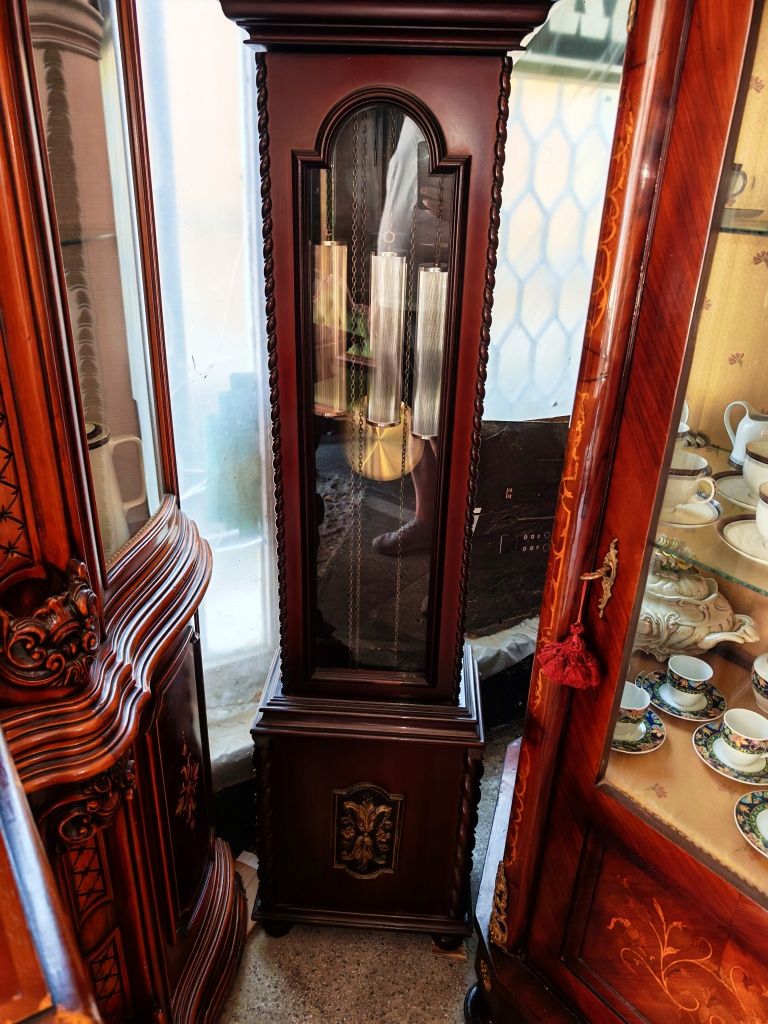 Красив паркетен часовник
