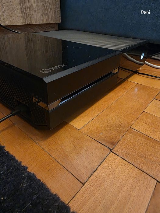 Vând / Schimb XBOX ONE plus 2 manete