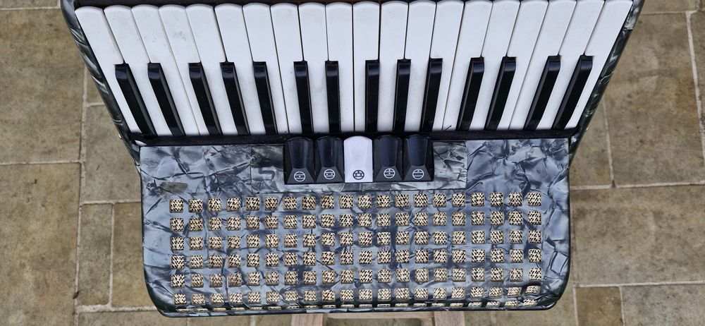 Vând acordeon Parrot/Rigoleto cu 60 basi