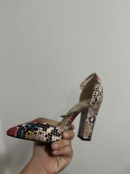 Vand sandale marimea 37