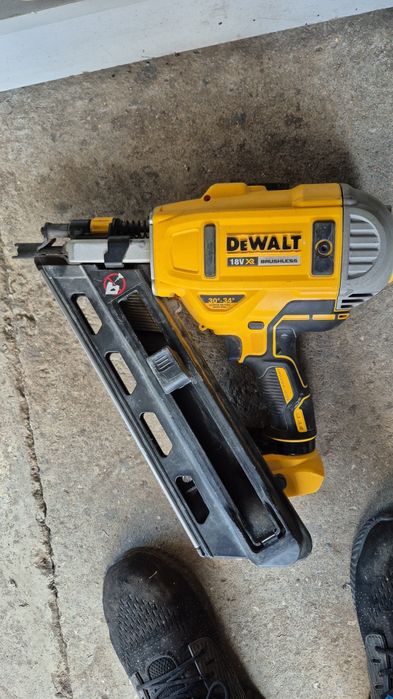 Pistol batut cuie DeWalt DCN 692