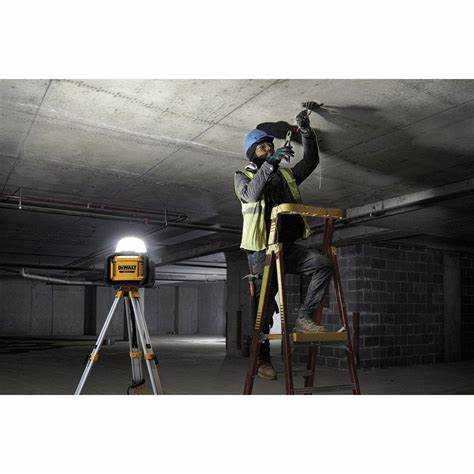 Акумулаторен прожектор DeWALT DCL074, 18V, 3000lm, IP54