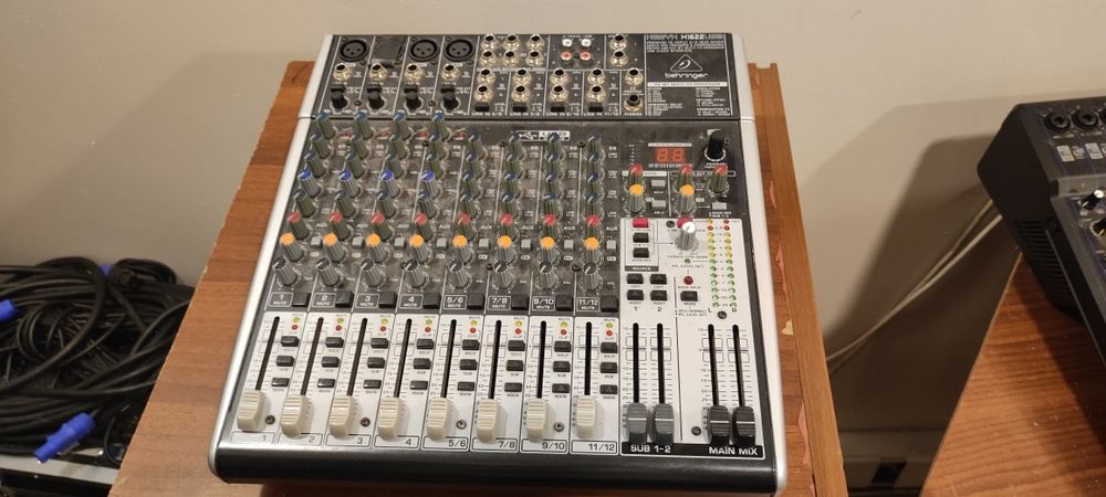 Behringer XENYX Микшерный пульт