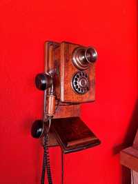 стар дървен стенен телефон