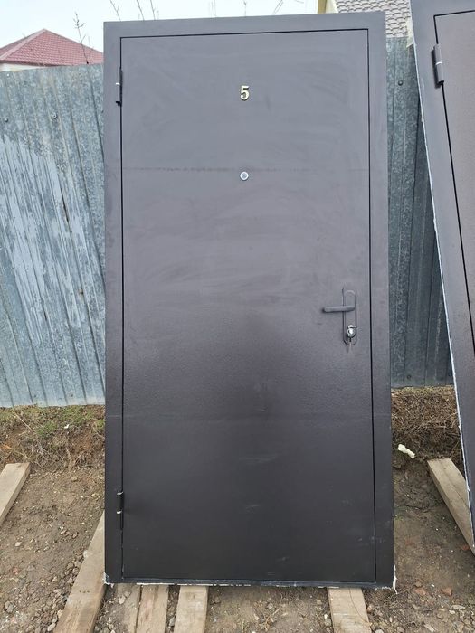 Продам входную железную дверь