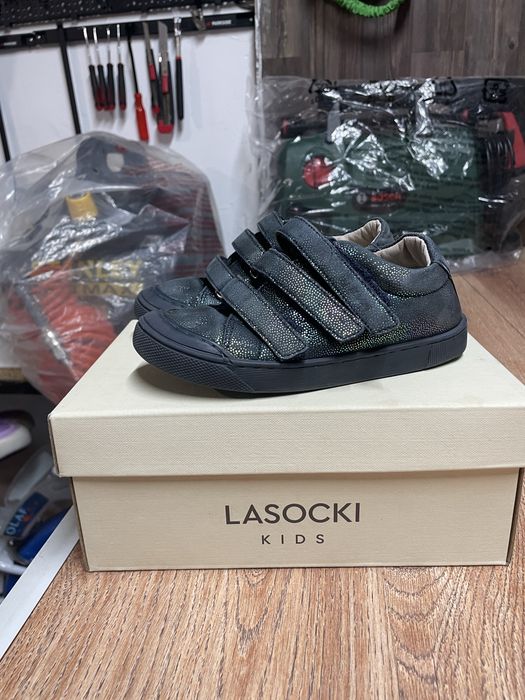 Продавам детски обувки Lasocki.