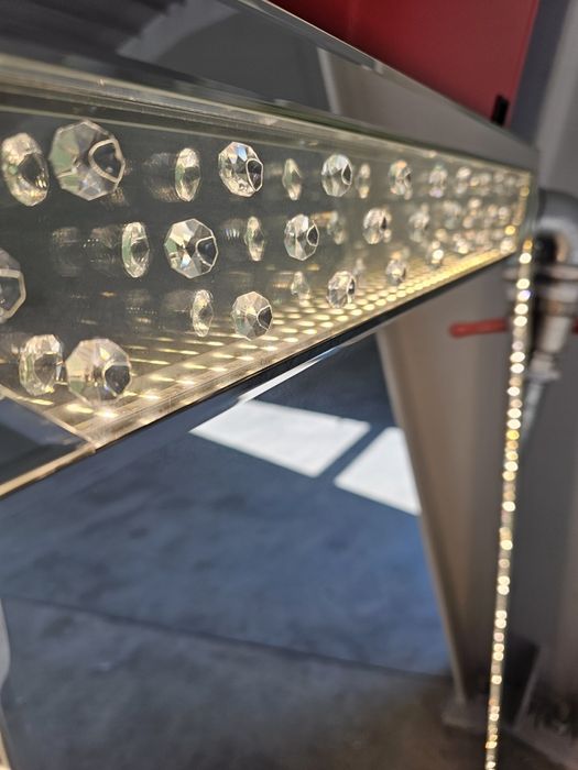 Луксозно LED огледало с кристали
Размер: 80x120 см;
Основен