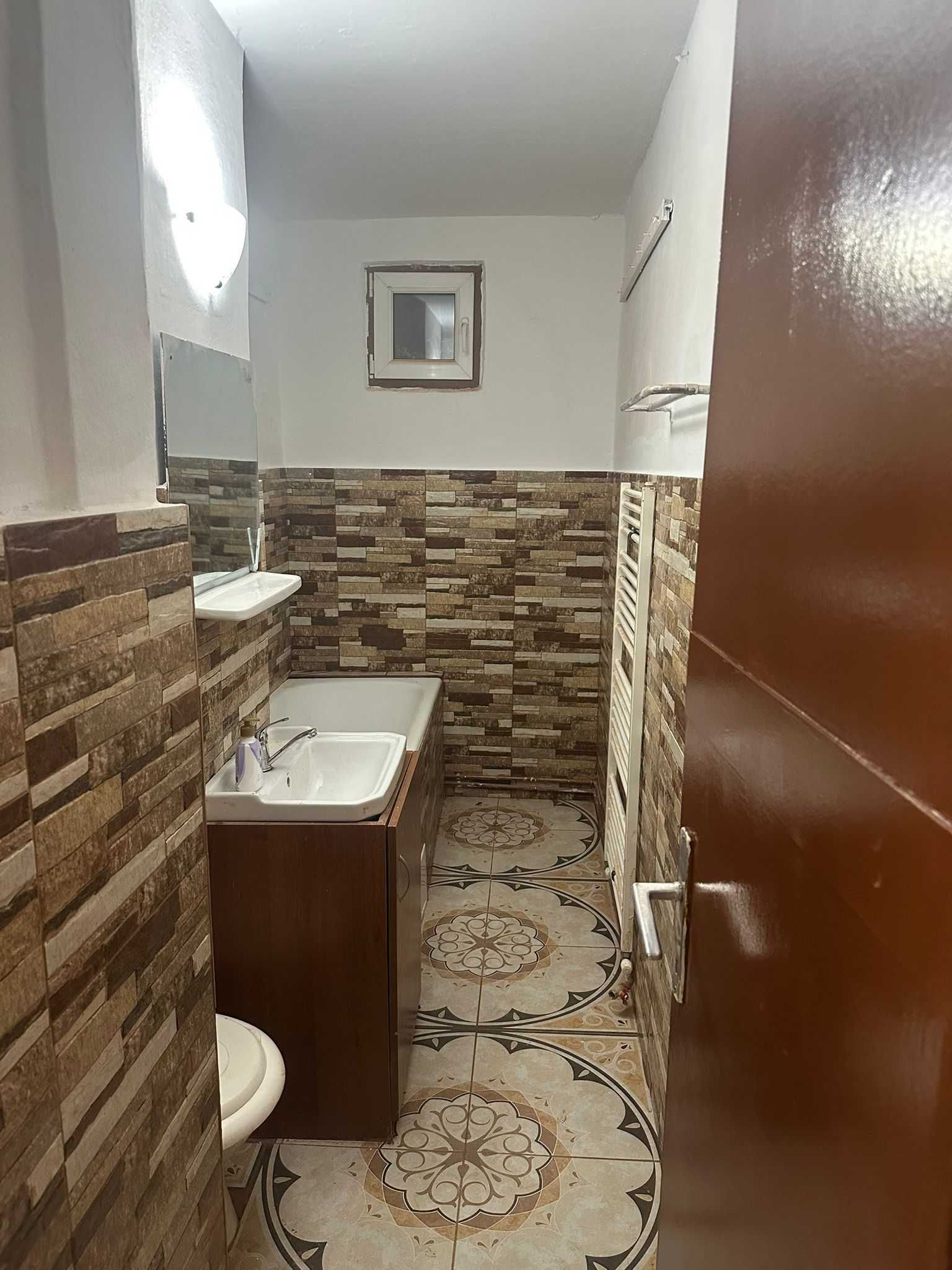 Proprietar  ap. 1 cam. decomandat, et. 1 , centrala proprie, 4ap/etaj
