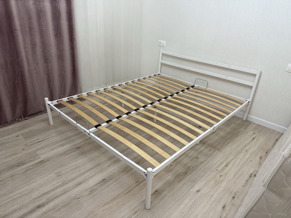 Кровать с матрасом и без