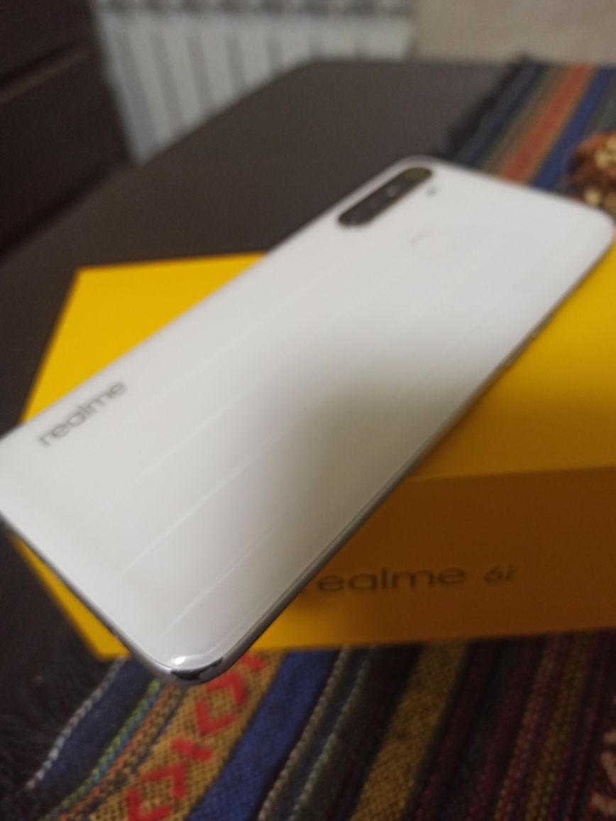 Телефон realme 6i