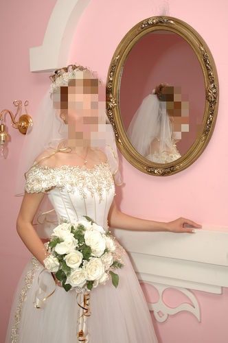 Свадебное платье с фатой и пышным подьюбником