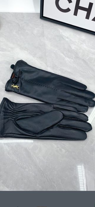 Mănuși Yves Saint Laurent, Gucci, Burberry, model 2026