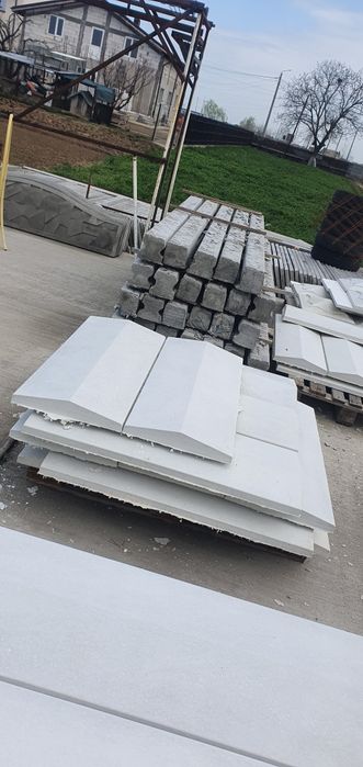 Capace de gard, coame, temelii, capete de stalpi.