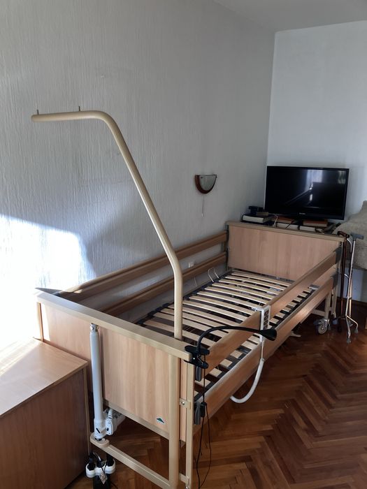 Електрическо болнично легло