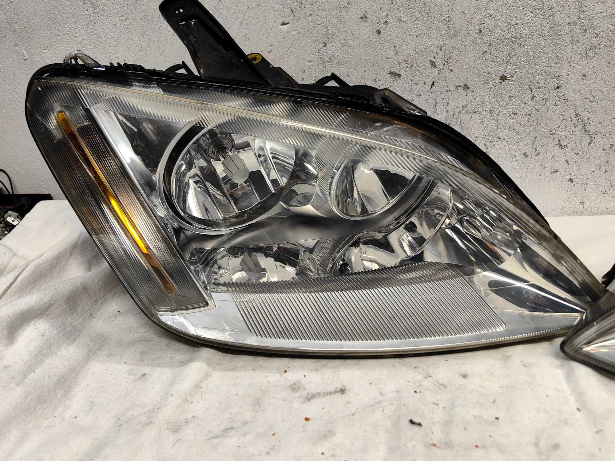 Оригинални  фарове  Форд Ц-Макс  Ford C-Max