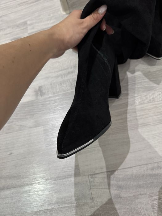 Велурени чизми на ток, ботуши