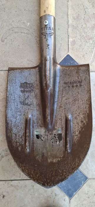 Срочно и дёшево продаётся лопата и китмен