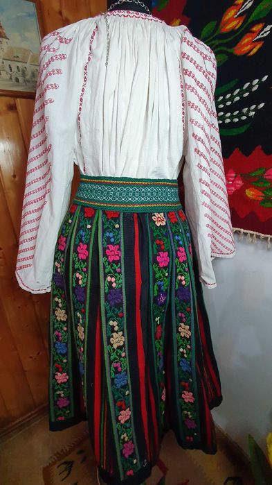 Costum popular (ie/camasa, valnic/fota/catrinta/opreg)