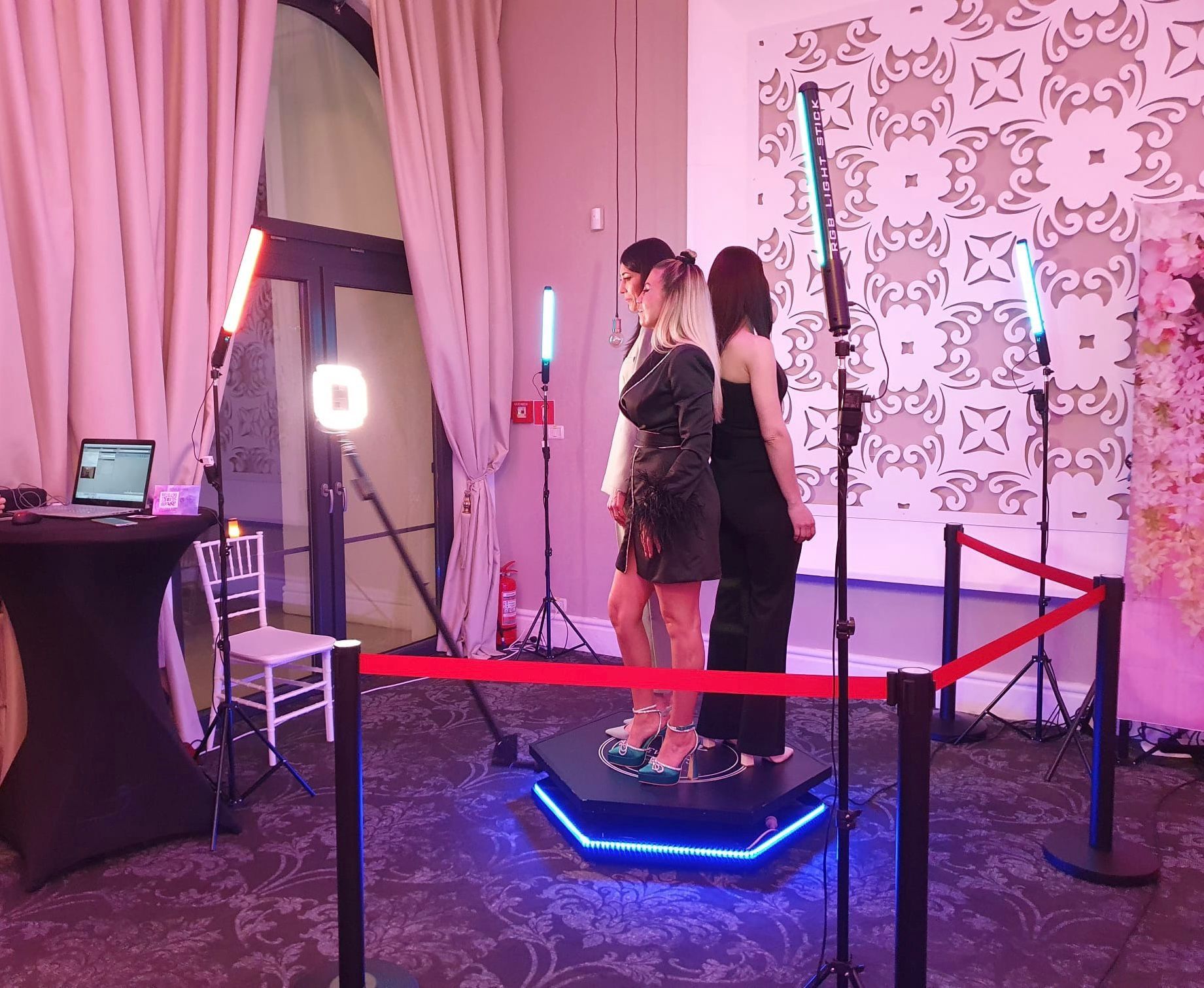 Inchiriez oglinda magica/ cabina foto /photobooth/platforma video 360