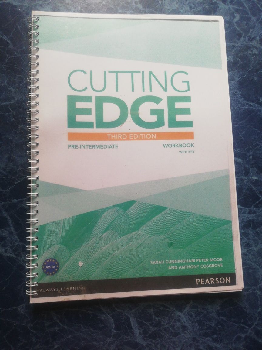 Учебник для освоения английского языка Cutting Edge Third Edition.