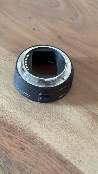 Adaptor Sigma MC-21 (EF → L-Mount) – folosit, stare bună