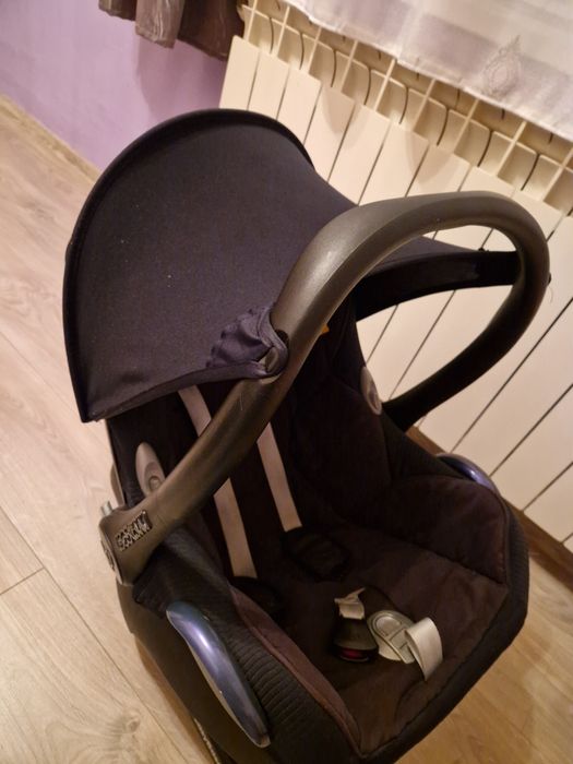Scoică bebeluși Maxi Cosi Cabrio Fix cu bază cu picior în podea