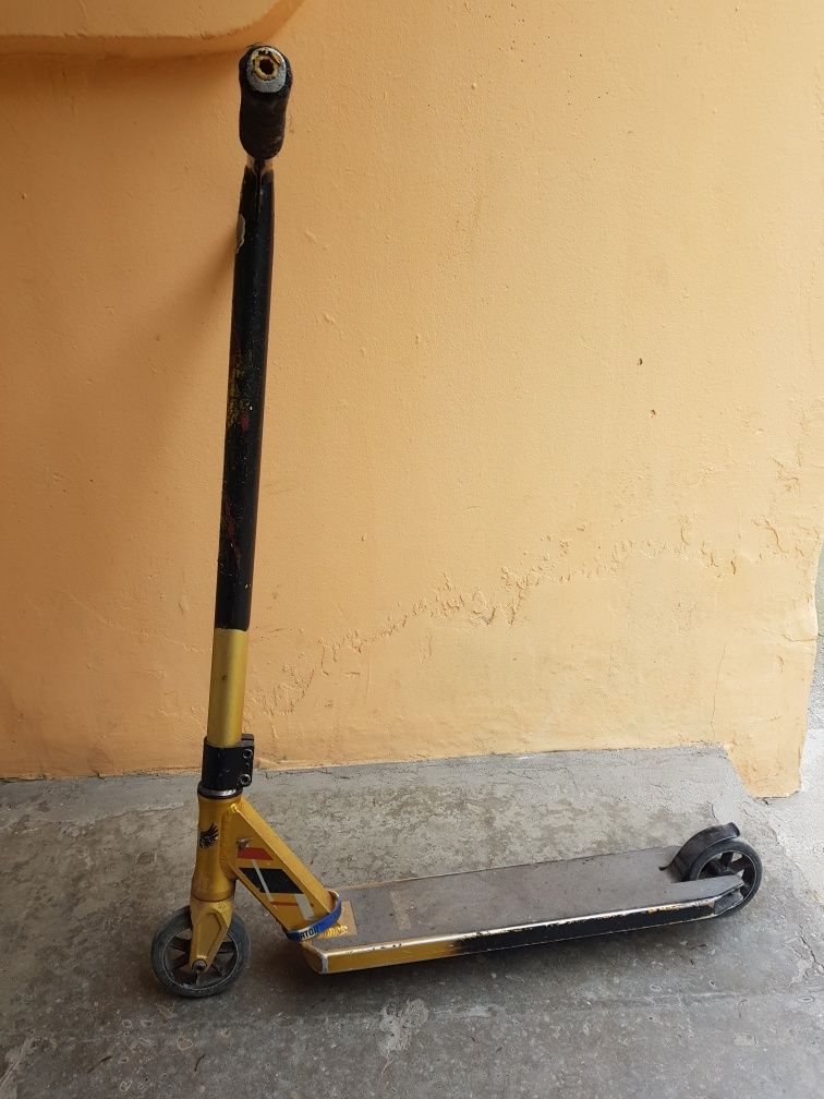 Тротинетка за трикове denominator scooter  black and gold T-BAR