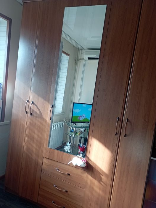 Продаётся шкаф, стеклянная полка под телевизор . Самовывоз.